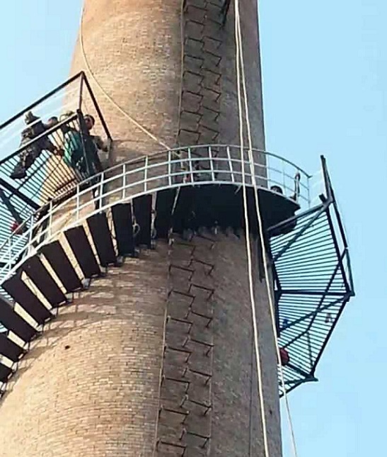 平湖烟囱安装旋转梯的步骤及注意事项